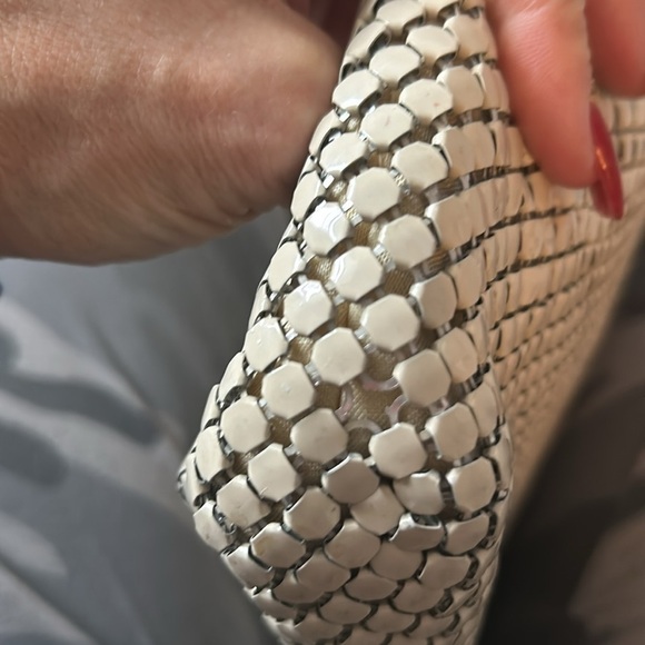 5/$25 Vintage ivory and gold chain mail shoulder purse - Picture 9 of 9